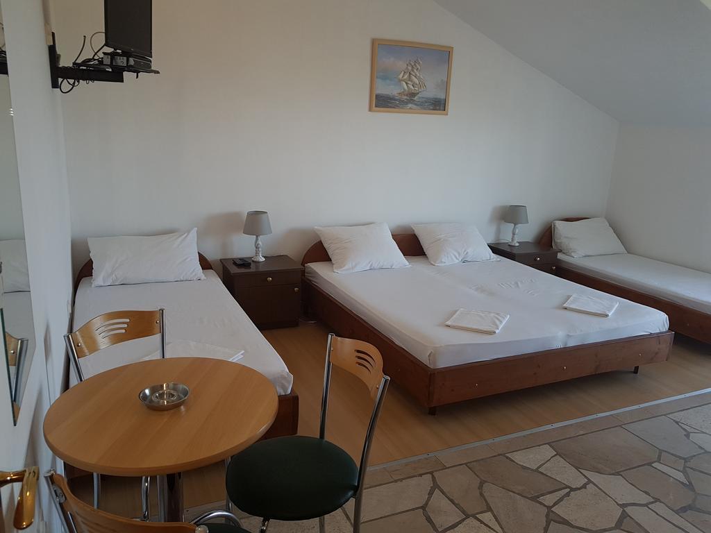 Apartments Plazibat Skrip Экстерьер фото